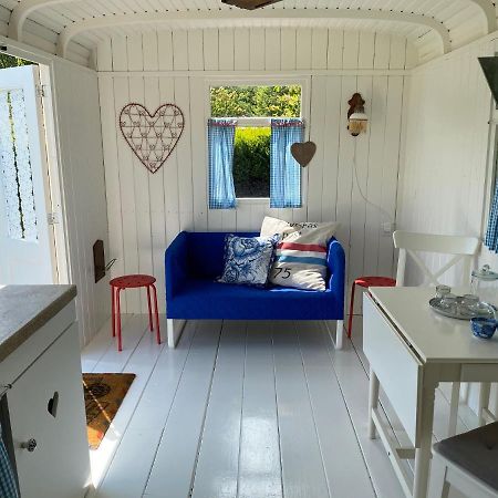 Отель Little Blue House Остворне Экстерьер фото